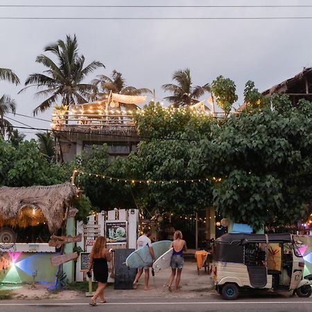 Gaia Ocean Surf Yoga Vandrehjem Ahangama Eksteriør billede